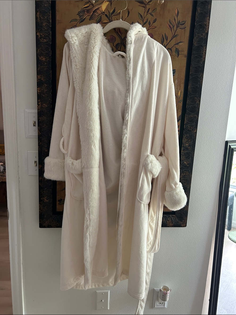 🪻POTTERY BARN CREAM FURRY ROBE